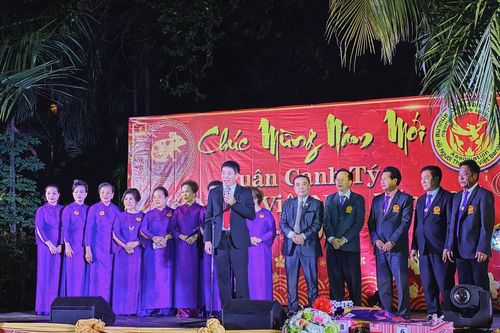 Gửi nhau những lời chúc an lành, hạnh phúc tại Tết kiều bào Bangkok 2020