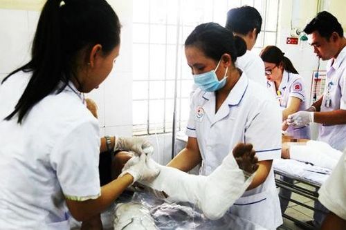 Ca nô phát nổ, 4 người trong gia đình Phó Chủ tịch xã nhập viện
