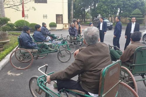 Nhà tài trợ và báo Tiền Phong tặng quà tết 10 trung tâm điều dưỡng thương binh