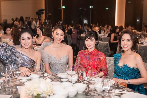 Doanh nhân Việt Anh hội ngộ Hoa hậu Tiểu Vy, Á hậu Tú Anh ở dạ tiệc cuối năm