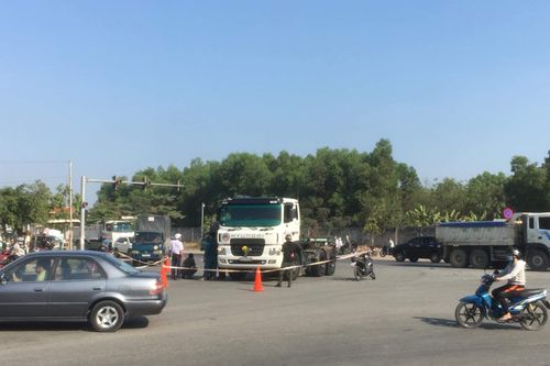 Hai phụ nữ thương vong dưới gầm container ở 'ngã 3 tử thần'