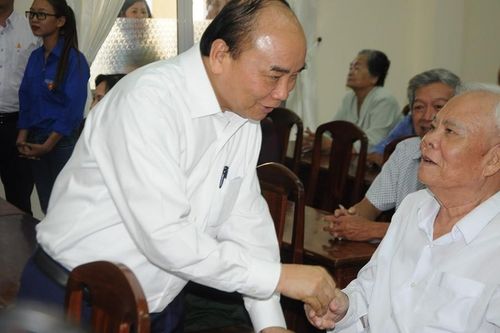 Thủ tướng Nguyễn Xuân Phúc chúc Tết, trao quà gia đình chính sách tại Cần Thơ