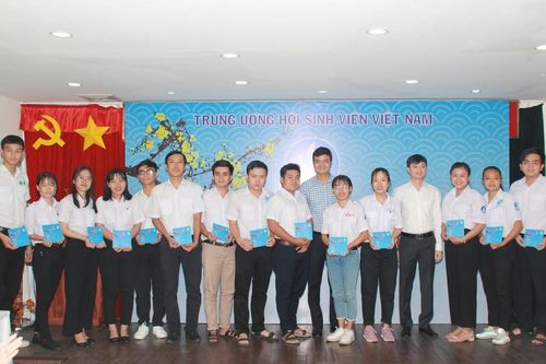 Tặng quà Tết cho cán bộ Đoàn - Hội, cán bộ, nhân viên Cơ quan T.Ư Đoàn phía Nam