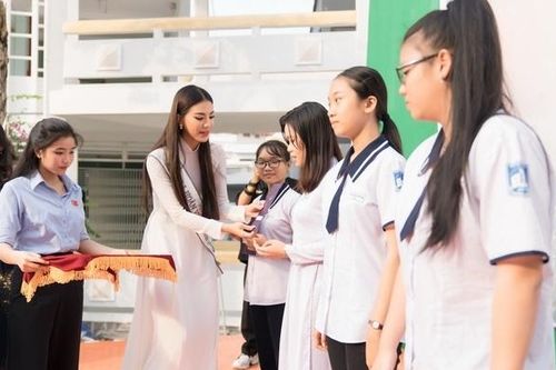 Á hậu Kim Duyên trao học bổng cho học sinh, sinh viên Cần Thơ