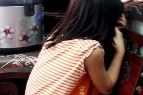 Gã làm thuê giở trò đồi bại với bé gái 6 tuổi