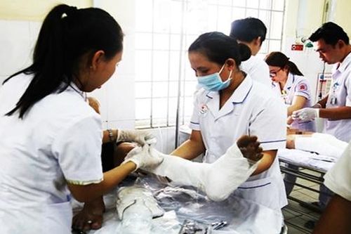 Ca nô phát nổ, 4 người bị thương