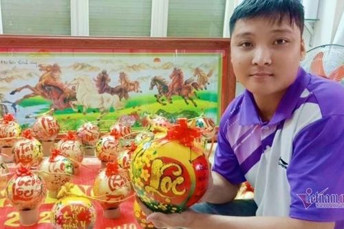 Thầy giáo vẽ quả thư pháp kiếm bộn tiền dịp Tết