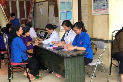 Đoàn thanh niên Bộ TT&TT thăm và tặng quà người dân Bắc Kạn