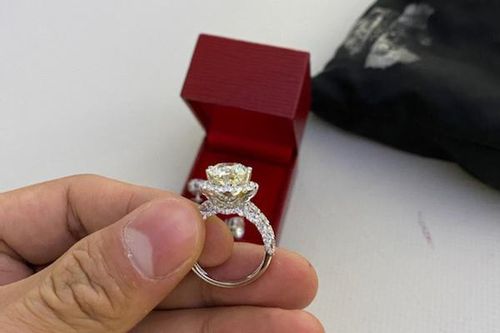 Nữ hành khách bỏ quên túi xách đựng kim cương trên máy bay