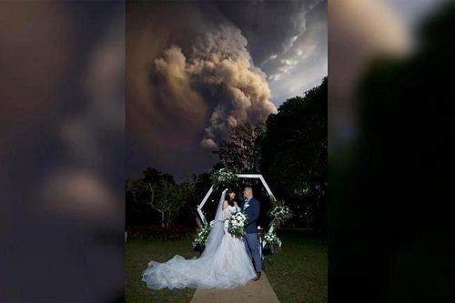 Cặp đôi Philippines kết hôn khi lửa phun trào ở phía sau