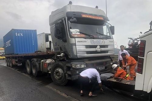 Xe container mất phanh tông vách núi, choán hết đường vào hầm Hải Vân