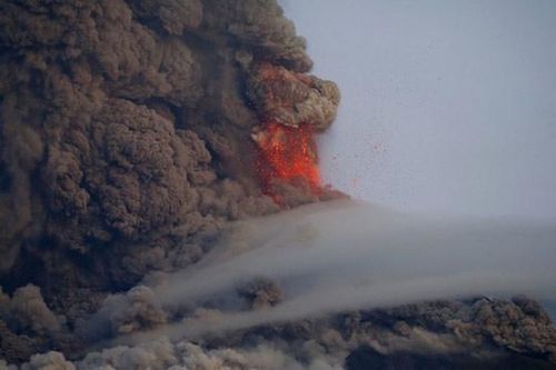 Núi lửa phun trào, cảnh báo sóng thần ở Philippines