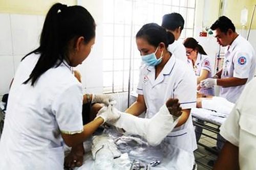 Ca nô phát nổ, 4 người trong gia đình Phó Chủ tịch xã bị thương