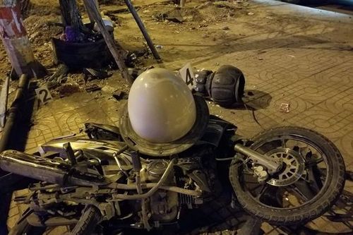 Tông vào cột đèn chiếu sáng, một nam thanh niên tử vong