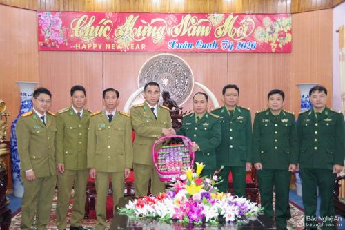 Công an tỉnh Hủa Phăn chúc Tết Bộ đội Biên phòng Nghệ An và Công an tỉnh