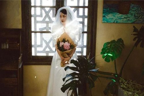 Hot girl Mi Vân chơi lớn khoe ảnh cưới cực tình khiến fan trầm trồ