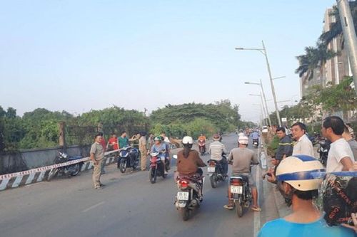 Thi thể người đàn ông cạnh chiếc xe máy bên đám cháy ven đường ở Sài Gòn