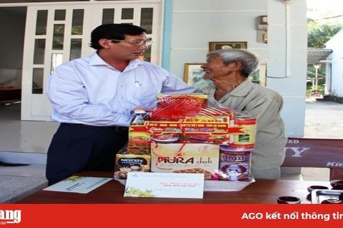 Phó Chủ tịch UBND tỉnh Lê Văn Phước thăm, tặng quà các đơn vị ở huyện Tri Tôn