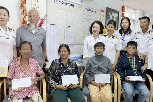 Học viện Hải quân tặng quà Tết cho bệnh nhân mắc bệnh hiểm nghèo