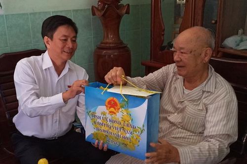 Thăm, tặng quà Tết các gia đình chính sách tiêu biểu tại Cam Ranh