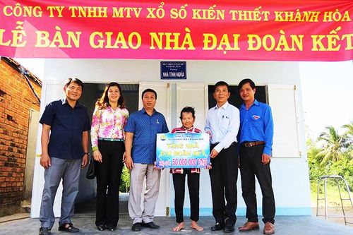 Bàn giao 10 nhà đại đoàn kết cho hộ nghèo huyện Khánh Vĩnh và Vạn Ninh
