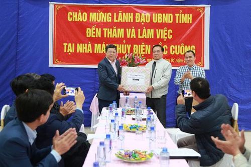 Phó Chủ tịch UBND tỉnh Lê Ngọc Hưng chúc tết công nhân thủy điện tại Bảo Yên