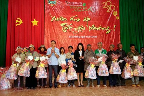 Trao quà ''Xuân ấm áp - Tết yêu thương'' tại xã Đưng K'Nớ