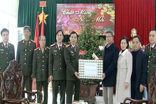 Tri ân các đồng chí Anh hùng lực lượng vũ trang nhân dân, các đối tượng chính sách lực lượng Công an Ninh Bình