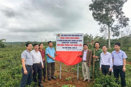 Hội Nông dân tỉnh Quảng Trị gắn biển mô hình kinh tế chào mừng 90 năm Ngày thành lập Đảng