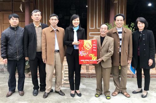 Đồng chí Phó Chủ tịch HĐND tỉnh Phạm Thị Minh Xuân thăm và tặng quà các gia đình chính sách huyện Yên Sơn