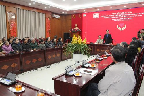Hà Nội: Trao 100 suất quà tết cho người nghèo