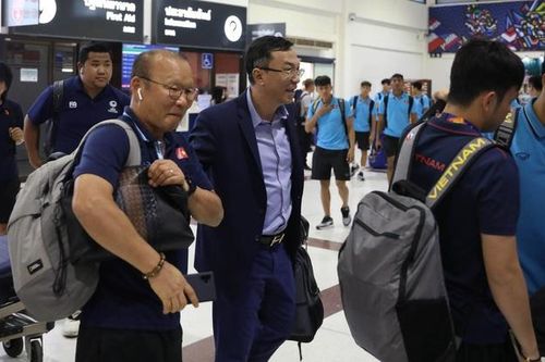 U23 Việt Nam chạm trán U23 Triều Tiên ở sân bay về Bangkok