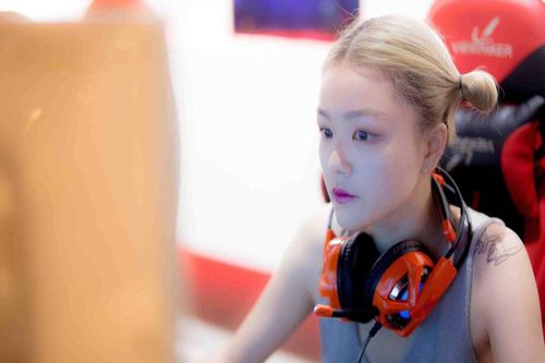 Nữ quán quân eSport trở thành cô giáo dạy game