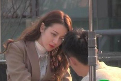 Địch Lệ Nhiệt Ba thân mật với Hoàng Cảnh Du