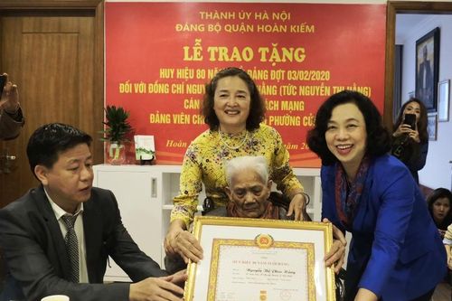 Phó Bí thư Thường trực Thành ủy Ngô Thị Thanh Hằng trao Huy hiệu Đảng cho đảng viên lão thành