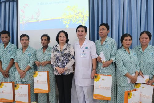 Phó Chủ tịch nước Đặng Thị Ngọc Thịnh thăm, chúc tết bệnh nhân nghèo