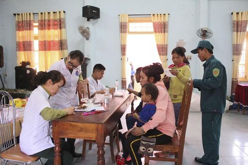 Khám chữa bệnh, trao quà cho đồng bào vùng biên giới