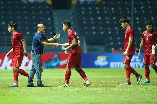 Thầy Park động viên, bắt tay từng cầu thủ U23 Việt Nam sau trận hòa Jordan