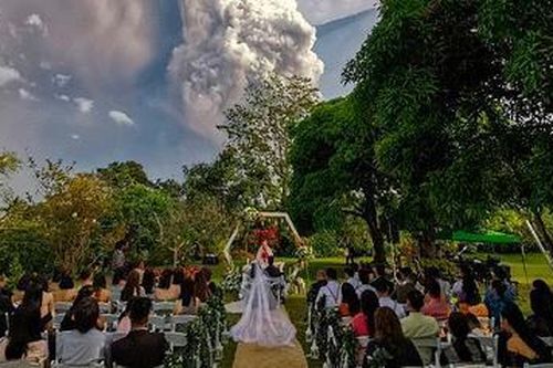 Cặp đôi tổ chức đám cưới gần núi lửa đang phun trào