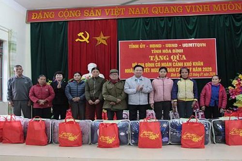 Bí thư Tỉnh ủy Hòa Bình thăm, chúc Tết nhân dân huyện Kim Bôi và thành phố Hòa Bình