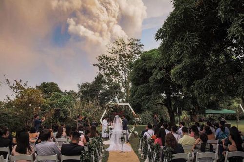 Mặc cho núi lửa phun trào, cặp đôi Philippines vẫn kết hôn