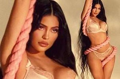Kylie Jenner phô trọn đường cong 'nảy lửa' với dây thừng quanh thân