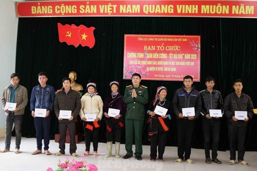 Xuân biên giới thắm tình quân dân