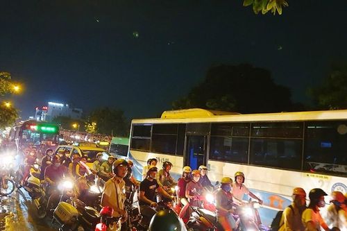 Xe khách cháy trơ khung ngày cận tết, cửa ngõ Sài Gòn kẹt xe nghiêm trọng