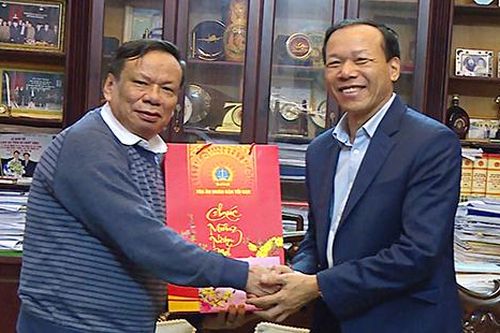 Phó Chánh án TANDTC Nguyễn Trí Tuệ chúc Tết gia đình các nguyên lãnh đạo TANDTC