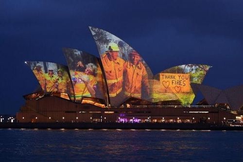 Xem cách nhà hát opera Sydney ca ngợi lính cứu hỏa