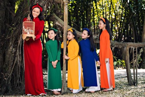 H'Hen Niê tóc dài dịu dàng, rạng rỡ diện áo dài Tết bên mẫu nhí