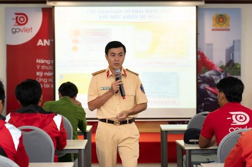 Công an TPHCM dạy kỹ năng an toàn cho tài xế chạy xe công nghệ