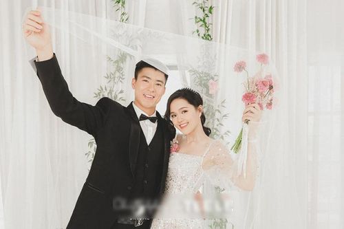 Nhà Quỳnh Anh trang hoàng màu đỏ trước ngày đám hỏi Duy Mạnh