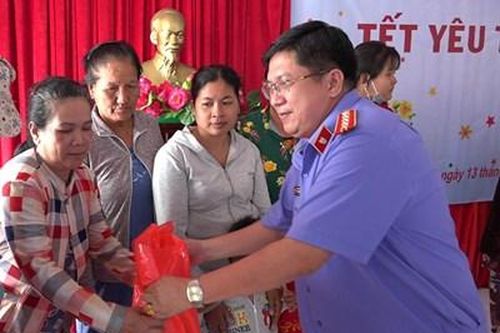 VKSND TP Cần Thơ thăm hỏi, tặng quà các hộ dân nghèo